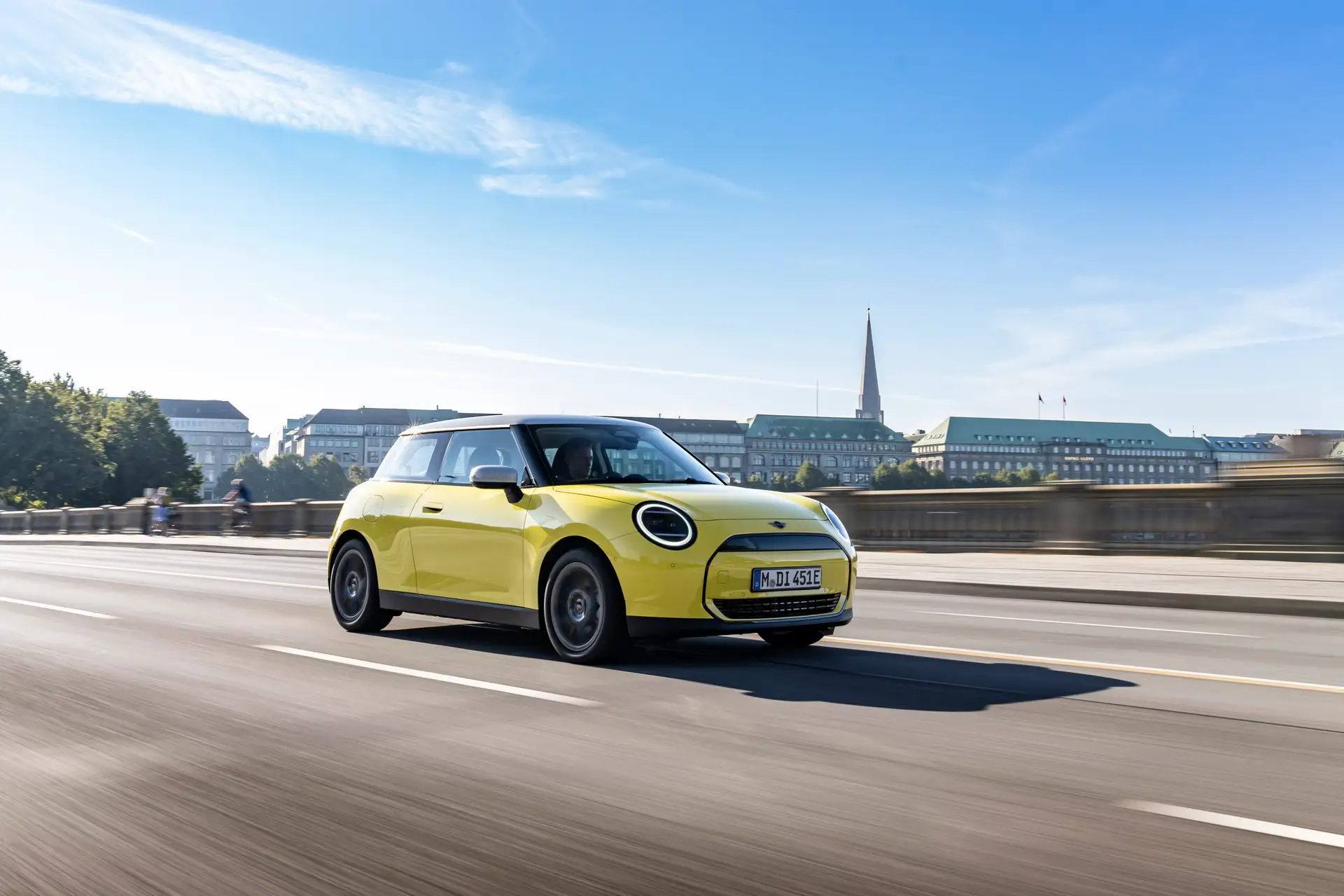 Der MINI Cooper E in der Frontansicht unterwegs.